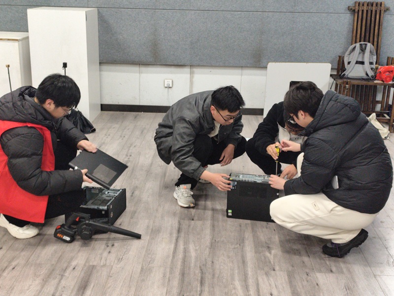 护航校园办公高效运行——实验室管理中心开展全校办公室电脑除尘服务