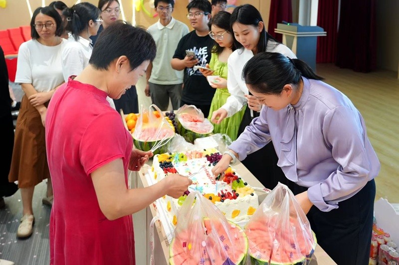 信息工程学院分工会举办“童趣嗨玩庆生辰，凝心聚力暖人心”教职工集体生日会