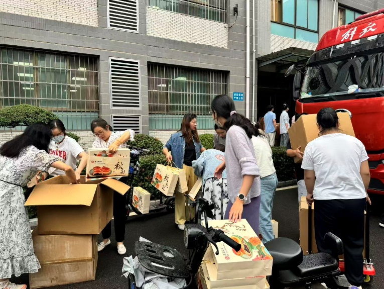 月满中秋，心意抵校园——校工会为教职工发放中秋福利