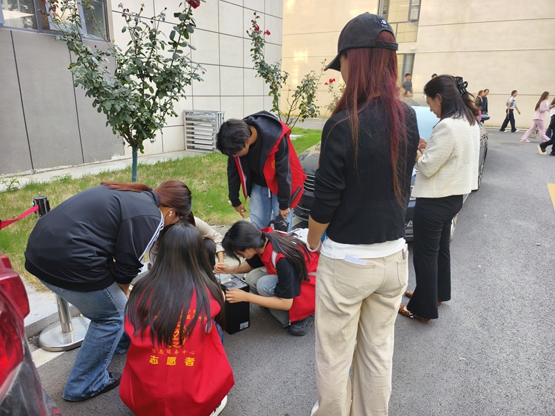 净芯护航办公设备——实验室管理中心开展全校办公室电脑除尘服务